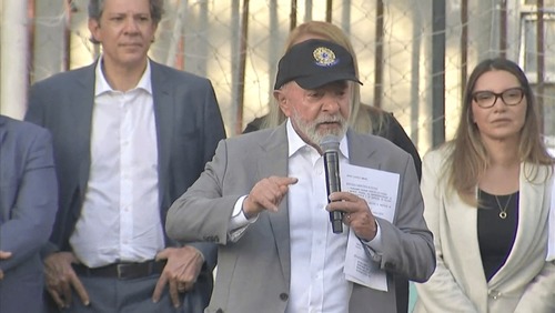 Lula e Tarcísio de Freitas trocam farpas em acordo sobre favela em São Paulo