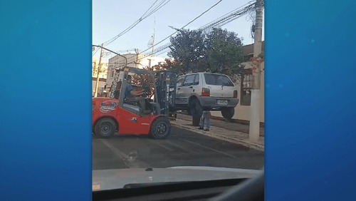 Empilhadeira é usada para remover carros estacionados irregularmente em cidade de MG