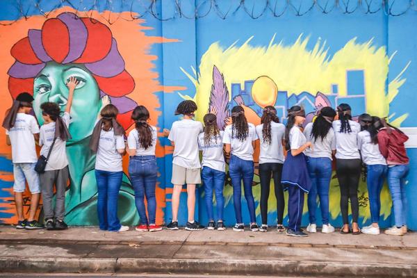 Muro de escola municipal recebe arte urbana acessível para pessoas cegas em Ribeirão Preto