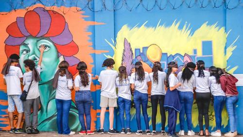Muro de escola municipal recebe arte urbana acessível para pessoas cegas em Ribeirão Preto