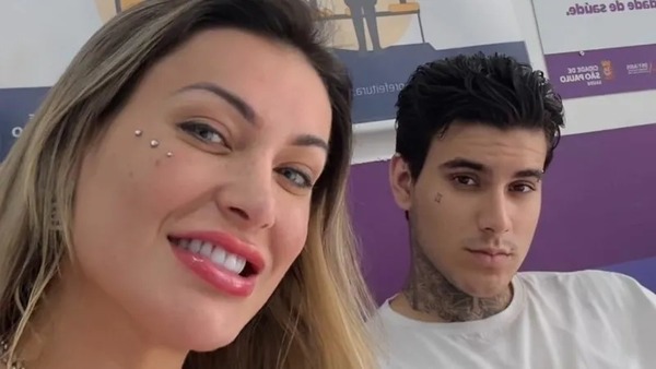 Andressa Urach vai a posto de saúde com o filho e alerta sobre HIV