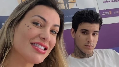 Andressa Urach vai a posto de saúde com o filho e alerta sobre HIV
