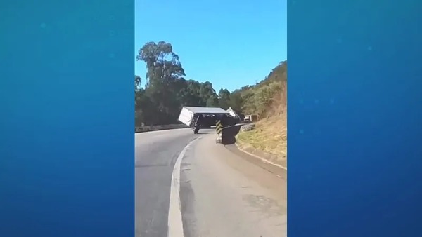 Carreta tomba ao fazer curva e interdita a BR-262 em MG