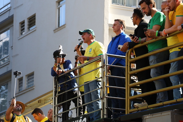 Bolsonaro passa por endoscopia e exame identifica intensa esofagite e gastrite moderada