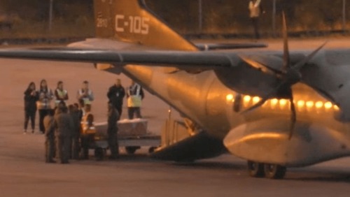 Corpo de brasileira que morreu após cair em vulcão chega ao Brasil