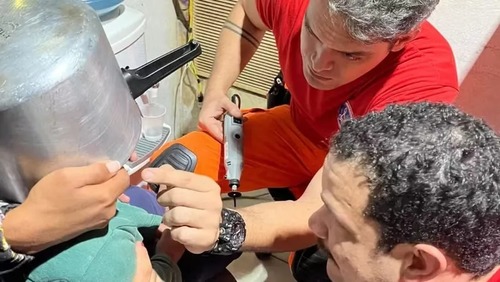 Menino de 2 anos fica com panela de pressão presa na cabeça em Minas Gerais