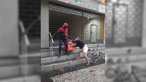 Mulher que usou coleira para agredir entregadores é condenada por racismo, injúria e lesão