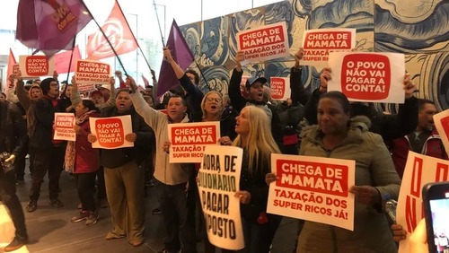 Manifestantes invadem a sede do Itaú na Faria Lima, em São Paulo
