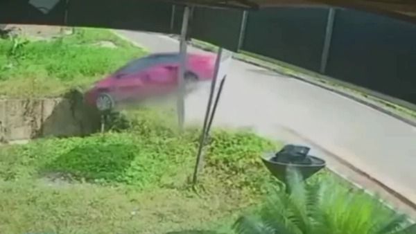 Vídeo: crianças pegam carro escondido dos pais e causam acidente com motociclista