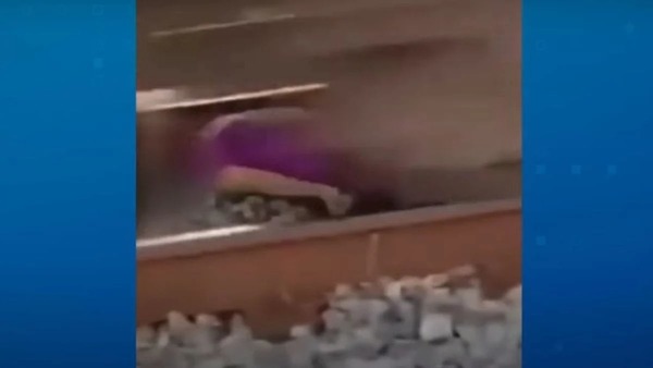 Vídeo: homem deita em trilhos de trem para cumprir desafio da internet em SP