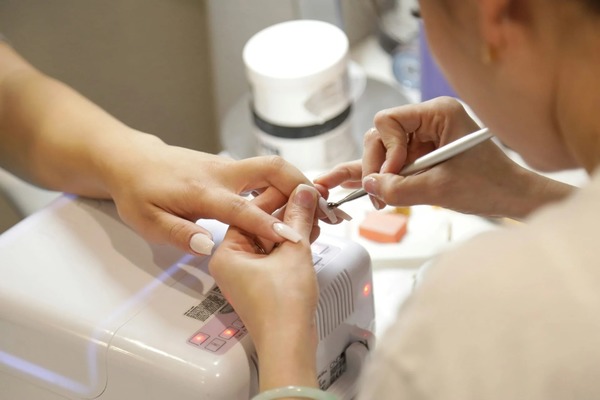 Esmaltação em gel faz mal? Estudo revela possíveis riscos à saúde
