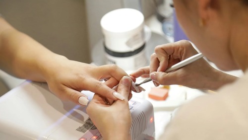 Esmaltação em gel faz mal? Estudo revela possíveis riscos à saúde