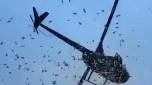 Helicóptero sobrevoa cidade e lança chuva de dinheiro nos Estados Unidos