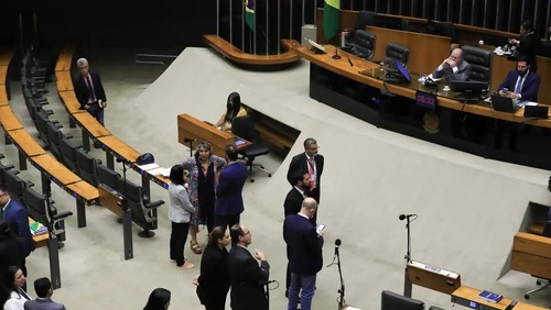 Câmara vota urgência de projeto que reduz benefícios fiscais federais