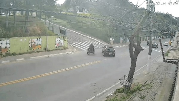 PM de folga tenta fugir de criminosos, bate moto e perde braço na Grande SP