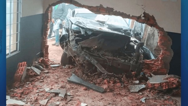 Carro invade academia e deixa cinco pessoas feridas em Arroio do Sal (RS)