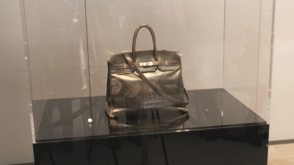 Primeira Birkin é leiloada por R$ 55 milhões em Paris, na França