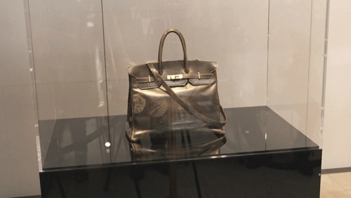 Primeira Birkin é leiloada por R$ 55 milhões em Paris, na França
