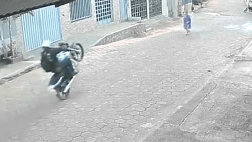 Vídeo: idosa morre após ser atropelada por motociclista que empinava moto em MG