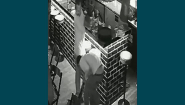 VÍDEO: homem atira acidentalmente no próprio pé em bar e acaba preso por porte ilegal de arma