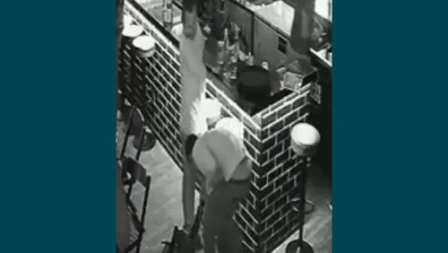 VÍDEO: homem atira acidentalmente no próprio pé em bar e acaba preso por porte ilegal de arma
