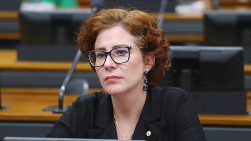 Carla Zambelli devolve apartamento funcional à Câmara