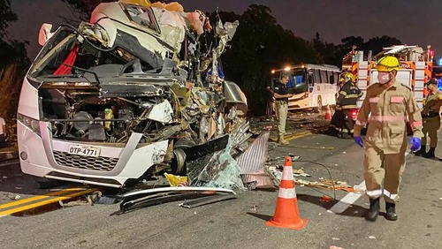 Colisão envolvendo ônibus de universitários deixa cinco mortos em Goiás