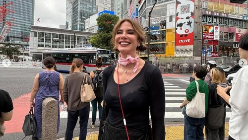 Luciana Gimenez sai de meias brancas pelas ruas de Tóquio para testar limpeza da cidade