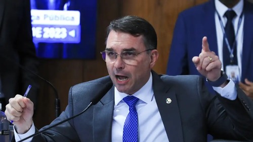 Em dia de operação contra Jair Bolsonaro, Flávio desembarca na Europa