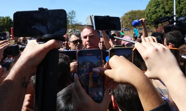 Bolsonaro diz estranhar PF que pediu para ir ao banheiro e voltou com pendrive