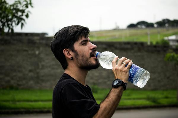 Especialistas alertam para o risco de desidratação no inverno; veja dicas para evitar problemas