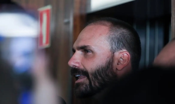 Moraes determina bloqueio de bens e contas de Eduardo Bolsonaro