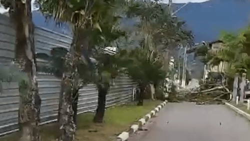 Após ventania de 85 km/h, Caraguatatuba registra estragos e destelhamentos