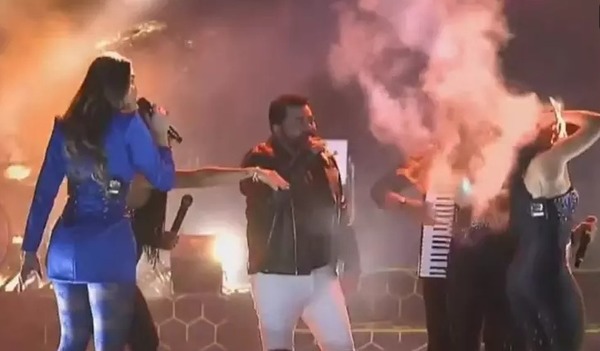 Fogo atinge cabelo de backing vocal da banda Limão com Mel durante show