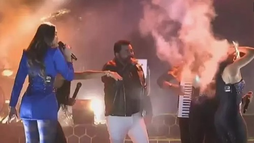 Fogo atinge cabelo de backing vocal da banda Limão com Mel durante show