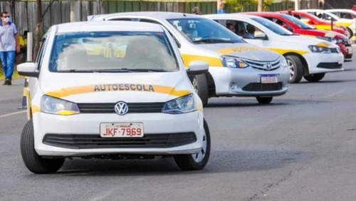 Ministério dos transportes estuda acabar com obrigatoriedade das autoescolas para tirar a CNH