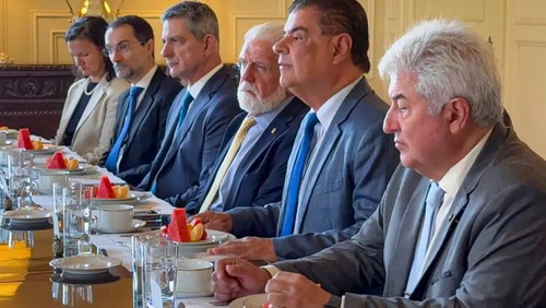Senadores brasileiros buscam diálogo sobre tarifas impostas por Trump
