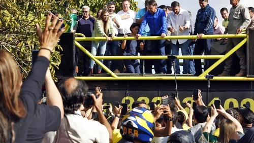 De tornozeleira, Bolsonaro participa de motociata em Brasília