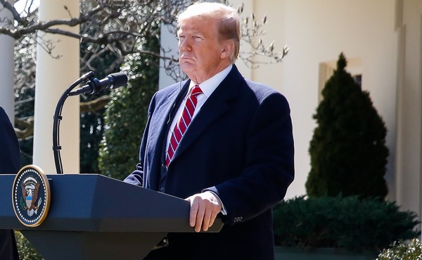 Trump assina decreto que confirma tarifas de 50% ao Brasil
