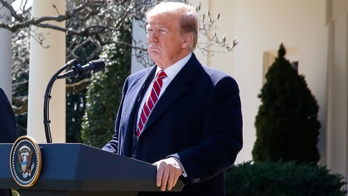 Trump assina decreto que confirma tarifas de 50% ao Brasil