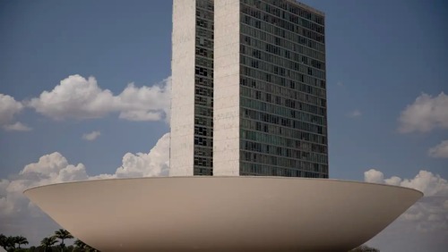 Câmara declara perda de mandato a 7 deputados e dá posse a substitutos