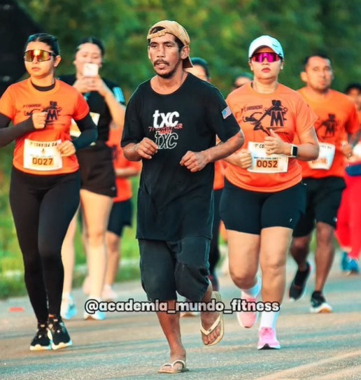 Homem supostamente embriagado e de chinelo invade corrida e viraliza