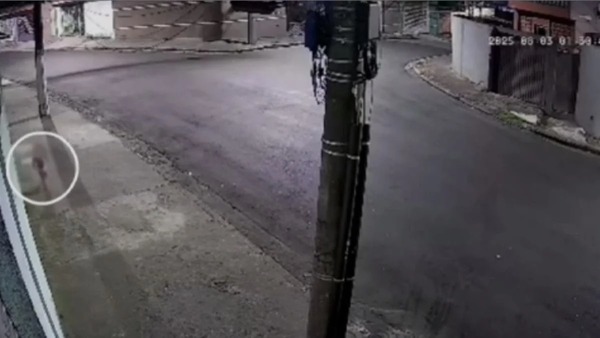 Vídeo: mãe deixa filha sozinha para ir a baile funk e é presa após criança sair de casa à noite