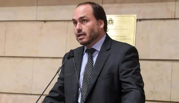 Carlos Bolsonaro é internado após o pai ter a prisão domiciliar decretada