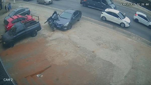 Vídeo: motorista reage a roubo de celular e atropela dois suspeitos em SP