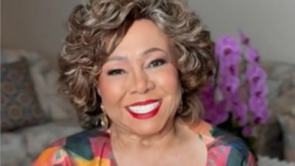 'Não estou internada', diz Alcione após boatos nas redes sociais