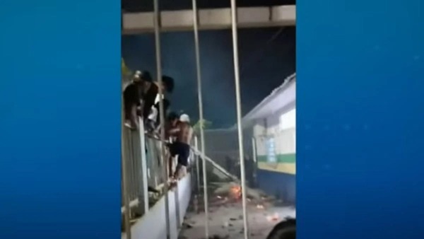 Homem acusado de matar esposa é linchado e queimado dentro de delegacia no Amazonas