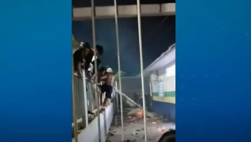 Homem acusado de matar esposa é linchado e queimado dentro de delegacia no Amazonas