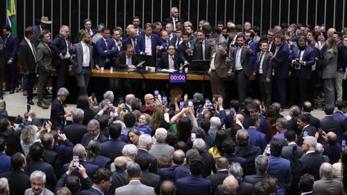 Após obstrução de Plenário, Hugo Motta abre sessão e pede respeito