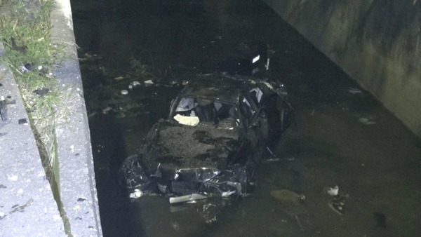 Vídeo: motorista morre após perder controle de BMW e cair em córrego em SP